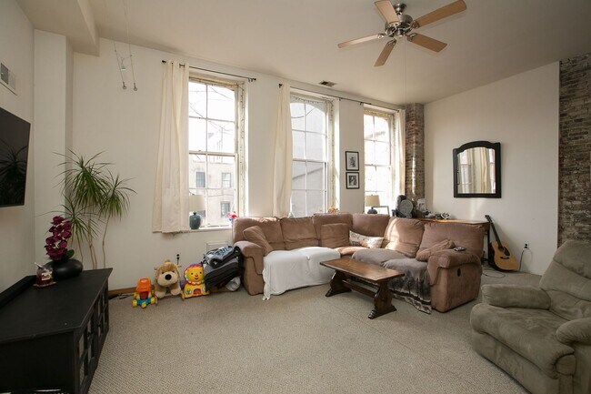 Building Photo - Charming Old City Apartments