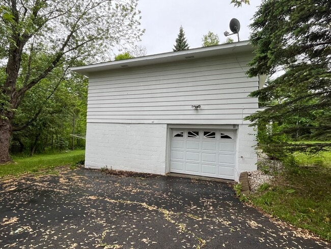 Building Photo - Lakeside 5 Bedroom 3 Bath Home!