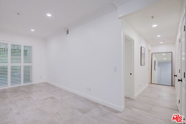 Building Photo - 1444 S Point View St