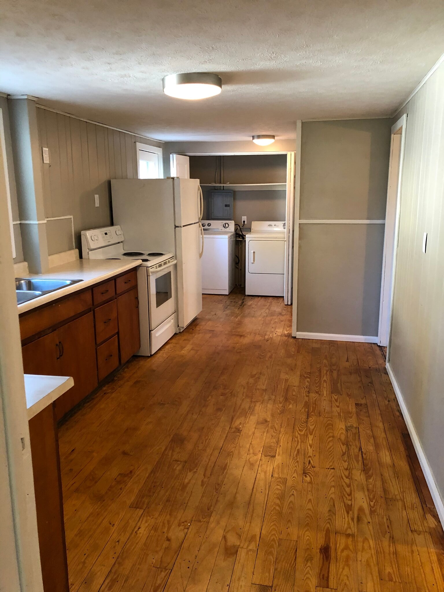 Kitchen/dining area - 1534 Lake St