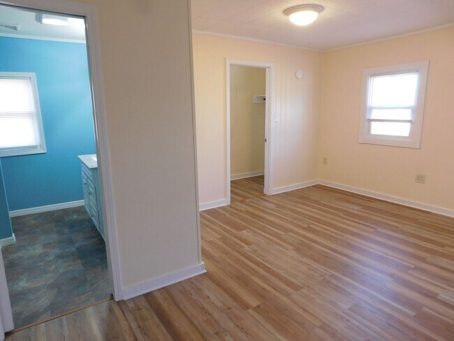Building Photo - 423 Bouy St