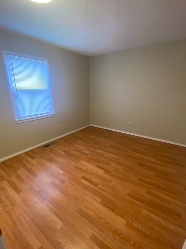 Building Photo - Spacious 4 bedroom, 2 bath Townhome