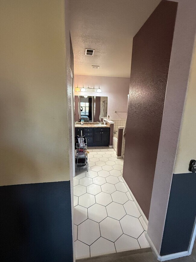 Building Photo - Spacious 2 bedroom home in the heart of Heather Ridge!