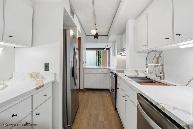 Building Photo - DOWNTOWN ~ Luxury Gene Leedy Townhouse ~ with Community Pool