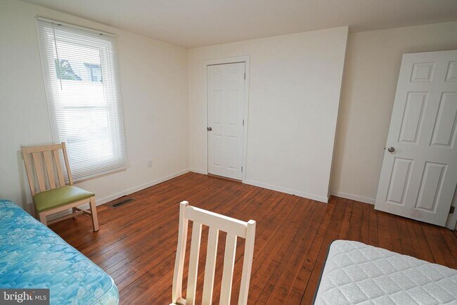 Building Photo - 231 Newton St