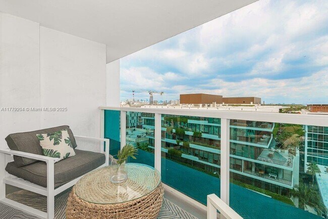 Primary Photo - 2301 Collins Ave
