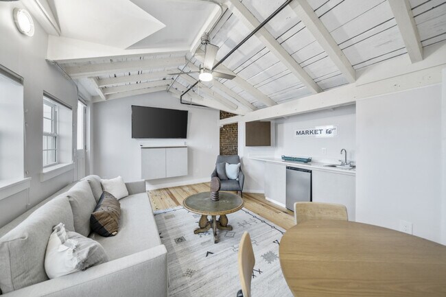 Building Photo - 122 W Elder St