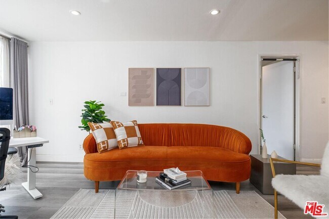 Building Photo - 321 S San Vicente Blvd