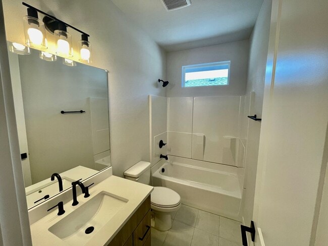Building Photo - Live in Style! 2BD/2.5B High-End Townhouse...