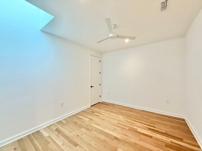 Building Photo - **OFFERING REFUNDABLE APPLICATION FEES & $300 MOVE IN PROMOTION** Beautiful 3BD, 3.5BA Downtown R...