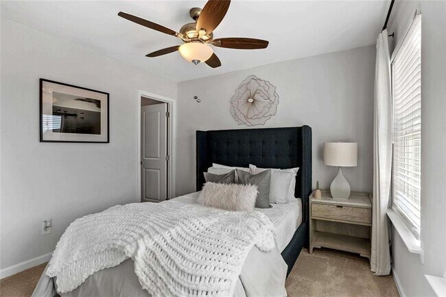 Building Photo - 10 American Ave