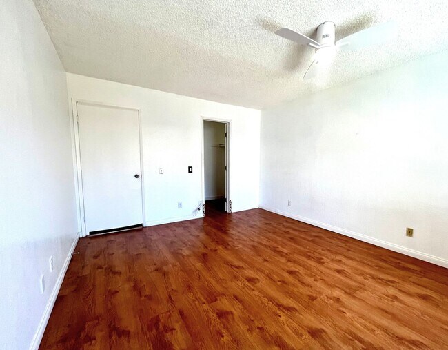 Building Photo - 1380 W 48th St
