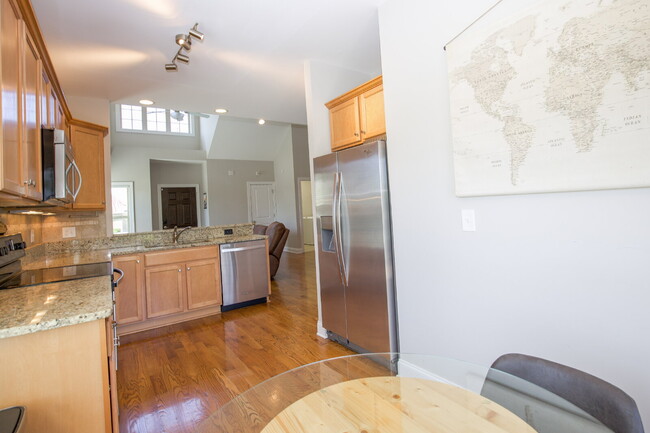 Building Photo - Charming End-Unit Townhome in Southern Pines