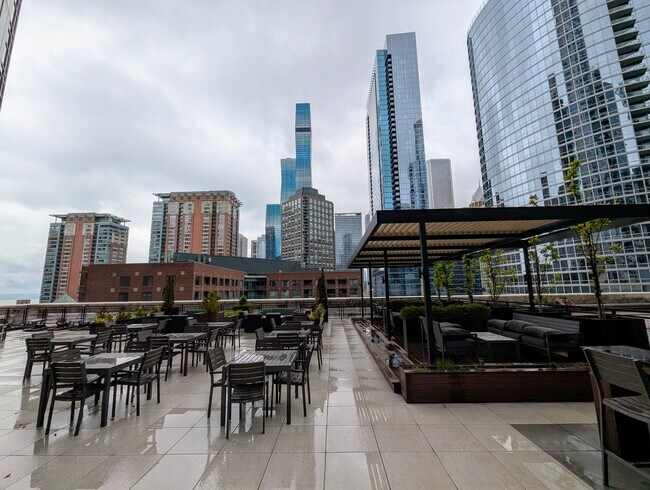 Building Photo - 512 N McClurg Ct