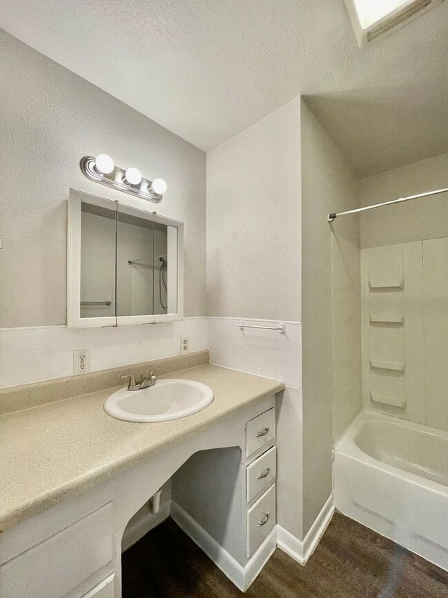 Building Photo - Centrally Located 2 Bedroom Home