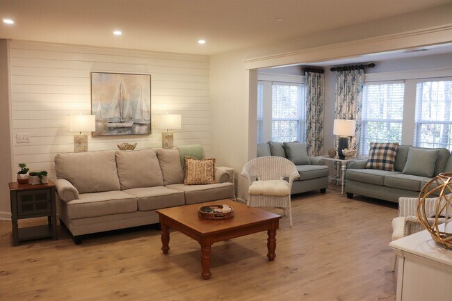 Building Photo - 4384 Daphne Ln