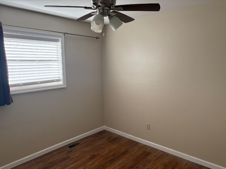 Building Photo - 214 Sandalwood Dr