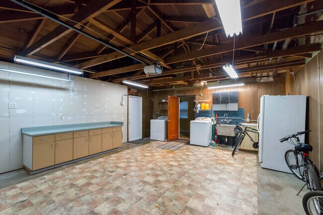 Building Photo - 2358 Thompson Pl