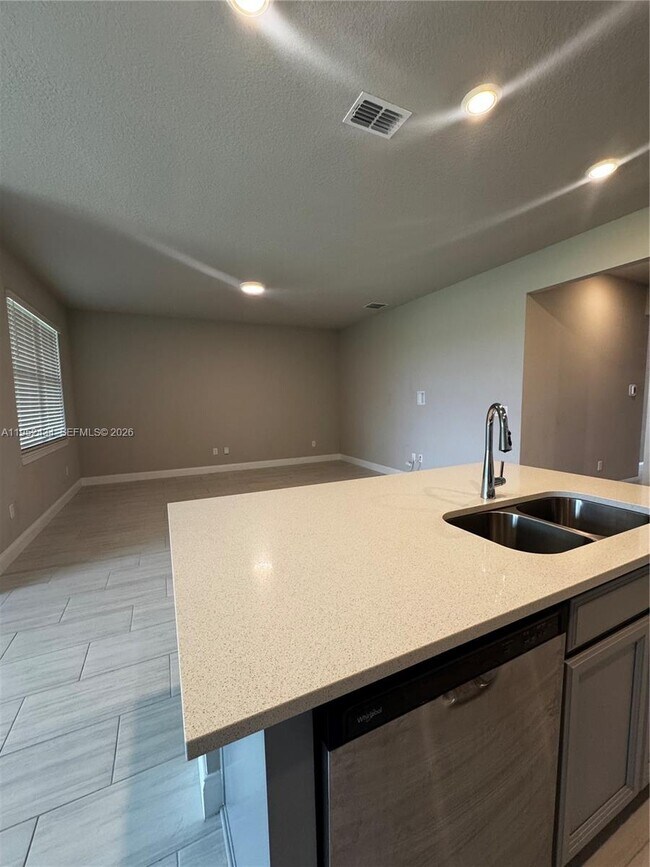 Building Photo - 6712 Cloverdale Ave