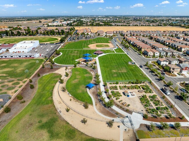 Building Photo - NICE TWO STORY TOWNHOME IN NATOMAS!