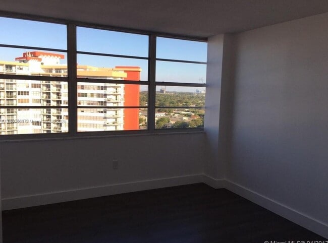 Building Photo - 1301 NE Miami Gardens Dr