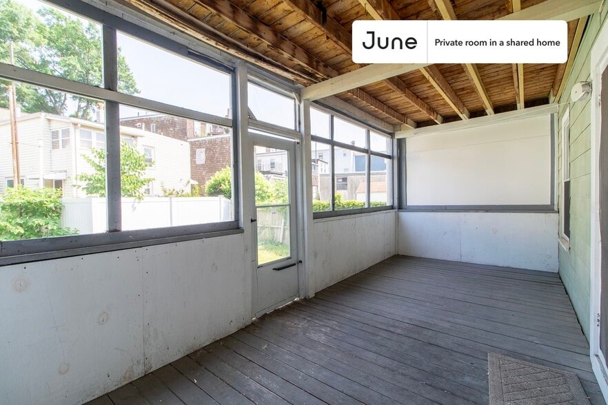 Building Photo - Room in Shared 3 bed/1 bath home