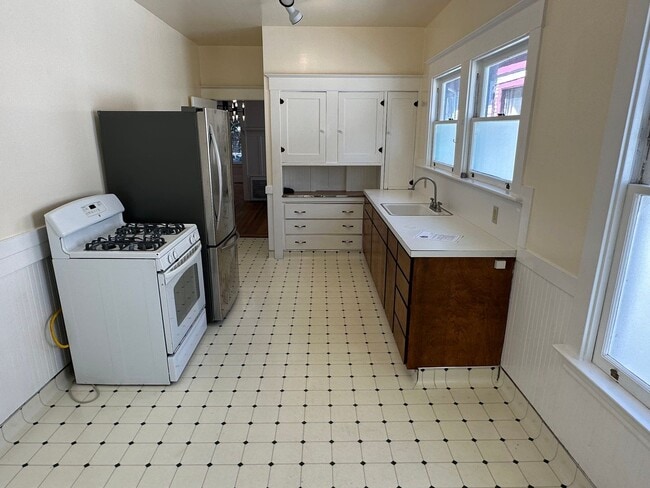 Building Photo - Great Home Located in the Pill Hill Neighborhood