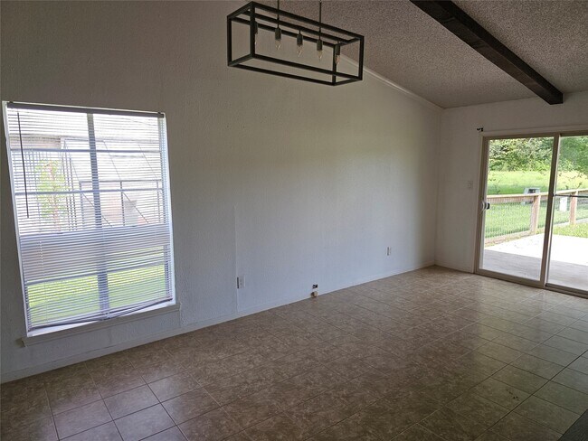 Building Photo - 221 Palm Aire Dr