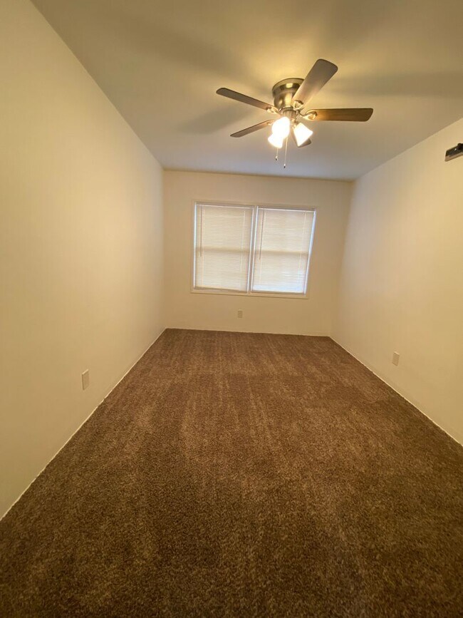 Building Photo - Upstairs 1 bedroom 1 bath unit with a one ...