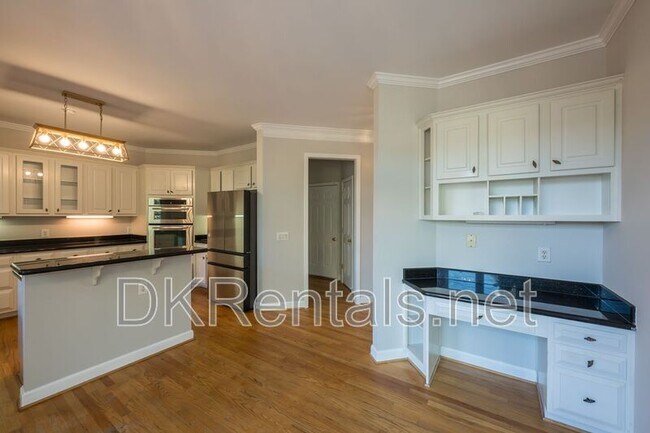 Building Photo - 841 Lakeglen Dr