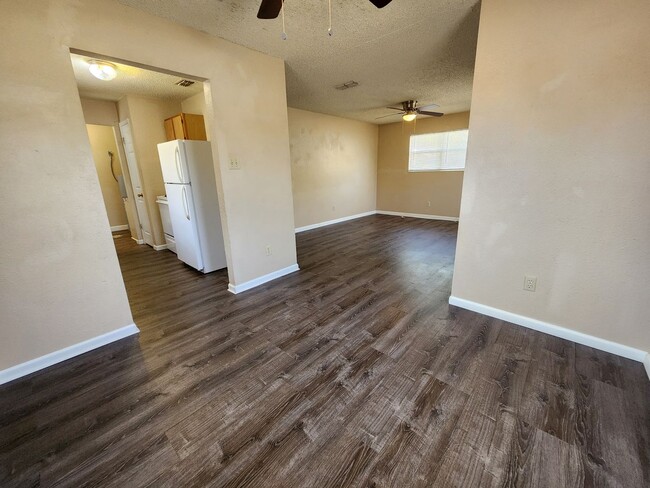 Building Photo - 1 Month Free Rent ! Covered Front Porch  /...