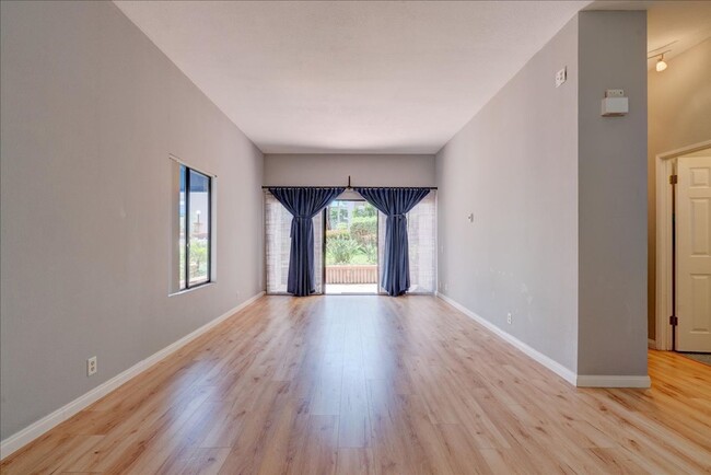 Building Photo - 1 Bedroom Condo in the UTC Area! Remodeled...