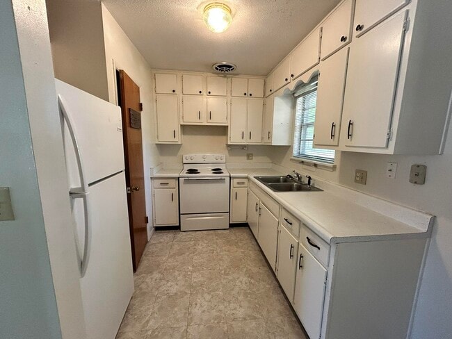 Building Photo - 205 Powell Dr