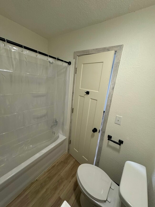 Building Photo - 831 Silver St