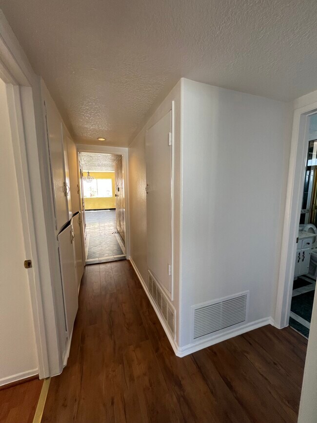 Building Photo - 10210 Hayvenhurst Ave