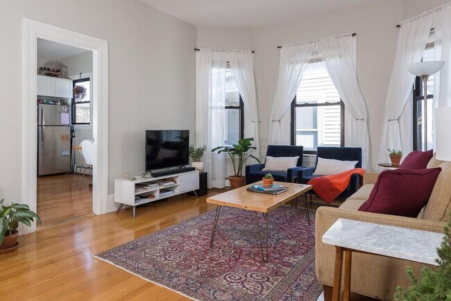 Building Photo - 15 Trowbridge St