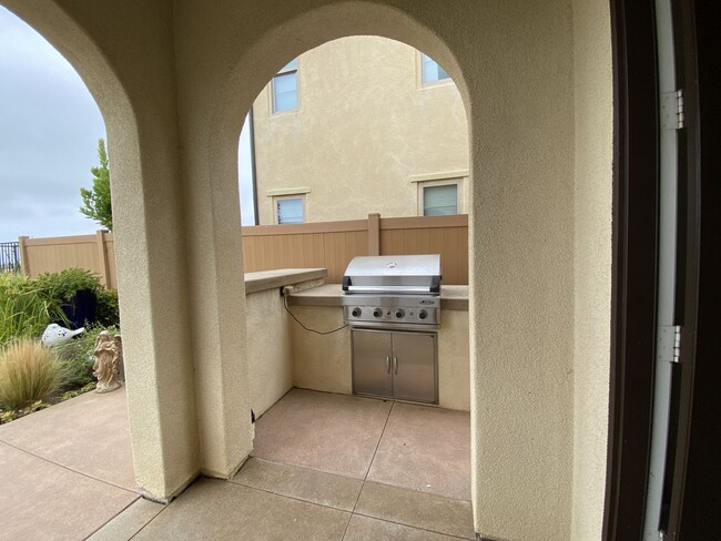 Building Photo - 3BD Home with Amazing Panoramic Ocean Views!