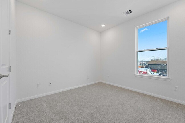 Building Photo - 102 E 44th St