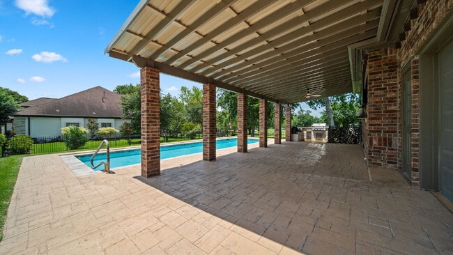 Building Photo - Experience the luxury of resort-style living in Bentwater, one of Lake Conroe’s premier gated com...