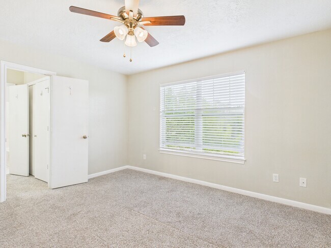 Building Photo - 1812 W Villa Maria Rd