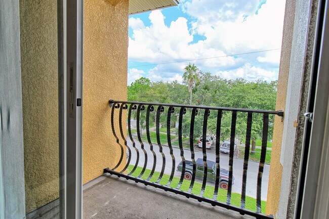 3rd Floor Primary Bedroom with Private Bathroom, Balcony and Walk-In-Closet - 111 N Albany Ave