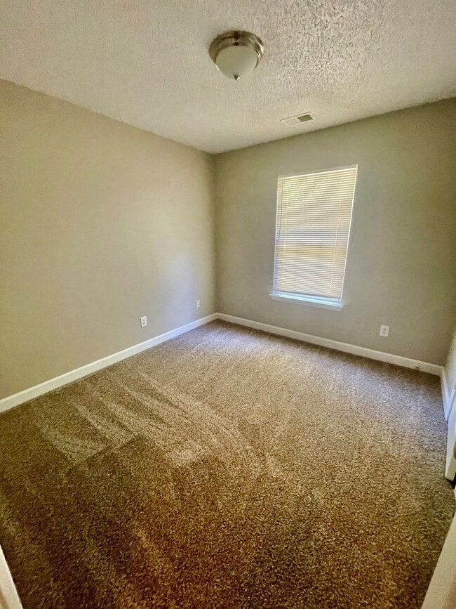 Building Photo - Must see this beautiful 3 bedroom 2.5 bath...