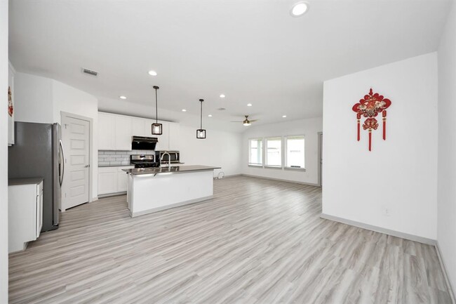 Building Photo - 7007 Fleetwood Crescent Wy