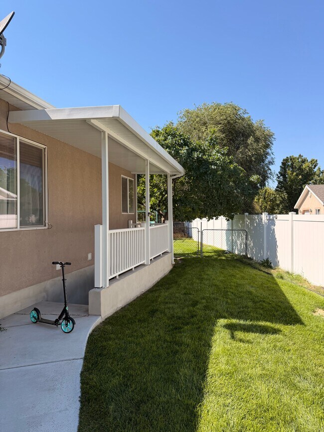 Building Photo - 1262 Creek Ridge Dr S
