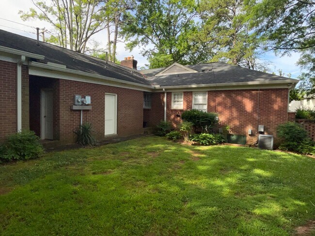 Building Photo - Myers Park 3 Bedrooms 2 Bathroom Duplex!
