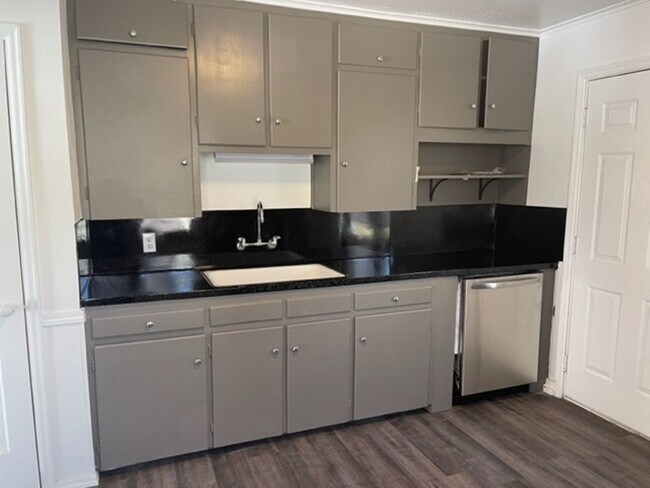 Building Photo - Fully Updated Home Just A Short Distance T...