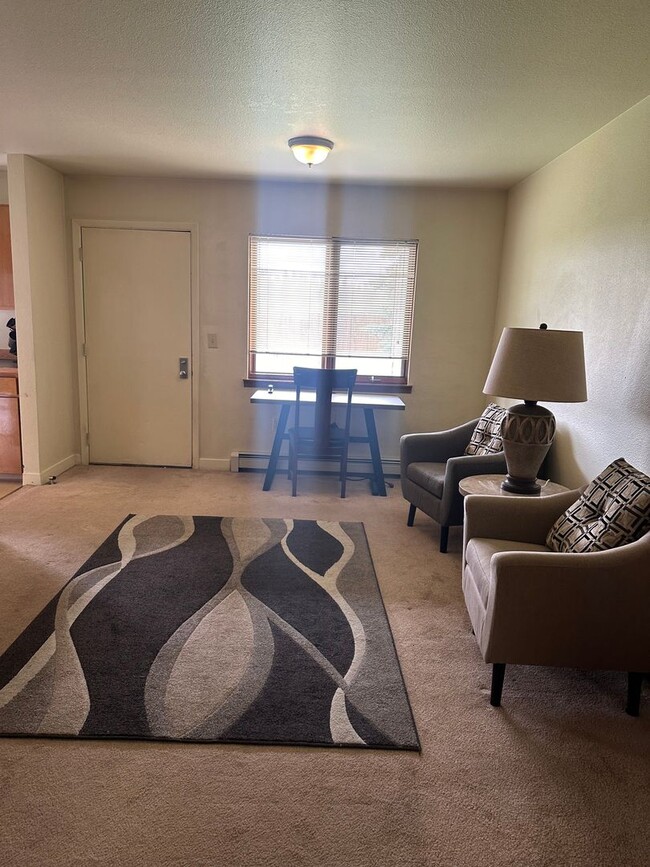 Building Photo - Partially furnished/heat included/4 bedroom