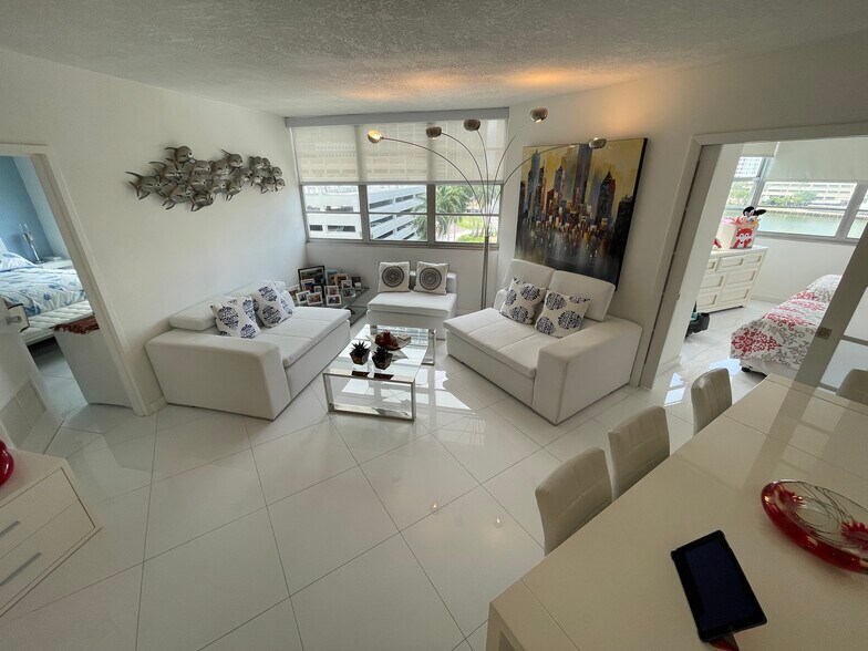 Building Photo - 801 Brickell Bay Dr