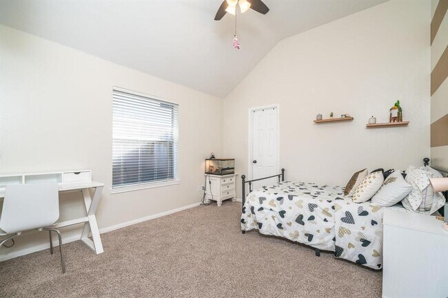 Building Photo - 3208 Ivory Pointe Dr