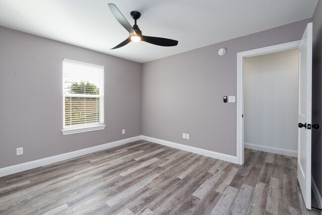 Building Photo - 2 YEAR OLD DUPLEX NEAR ACU!